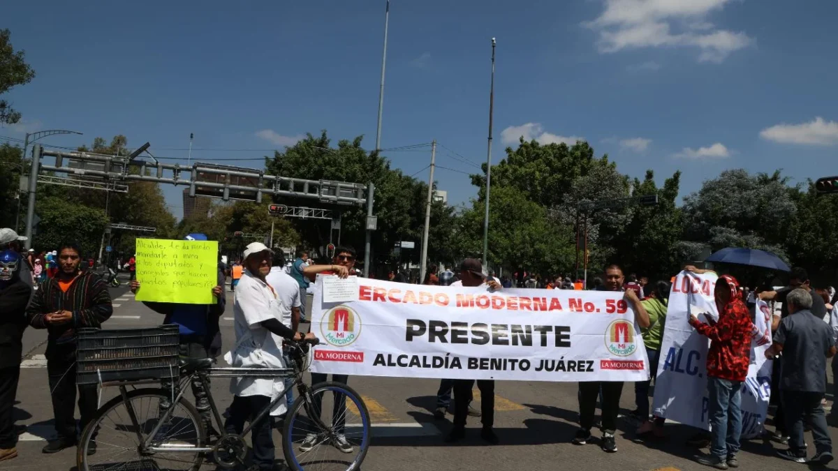 Los locatarios bloquearon avenida Cuauhtémoc y Eje 4 Xola para denunciar que sufren pérdidas millonarias.