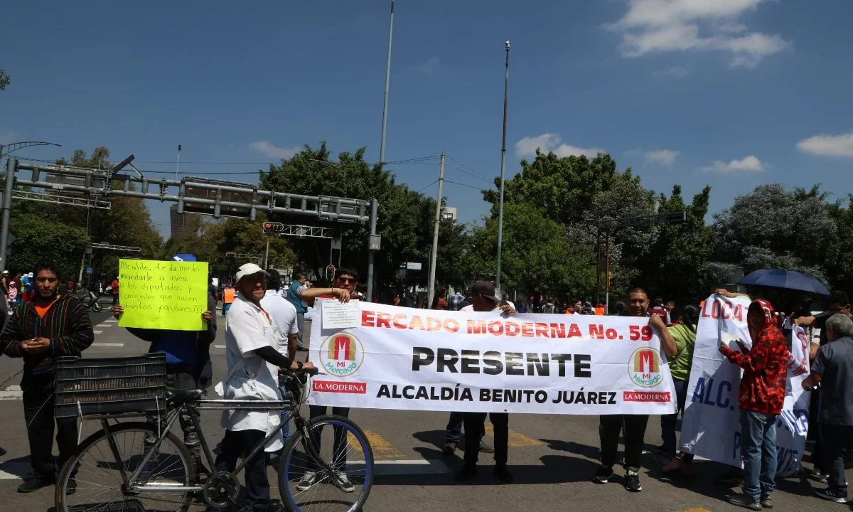 Los locatarios bloquearon avenida Cuauhtémoc y Eje 4 Xola para denunciar que sufren pérdidas millonarias.