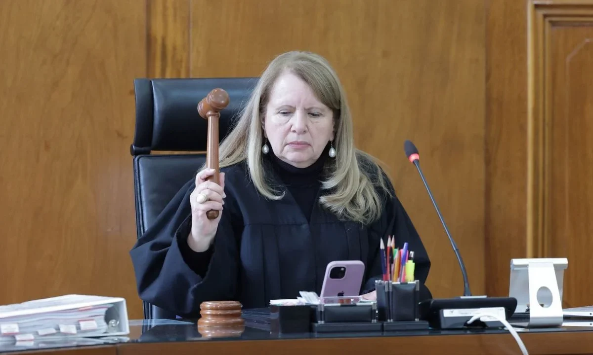 La ministra Loretta Ortiz, quien ganó una posición en la nueva Suprema Corte, señaló que los miembros electos del Alto Tribunal sí usarán toga y sesionarán en diversas partes del país.