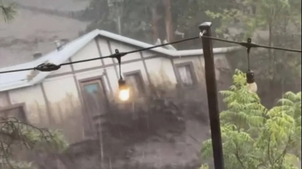Mueren 3 personas, entre ellos 2 niños, por inundaciones en Nuevo México.