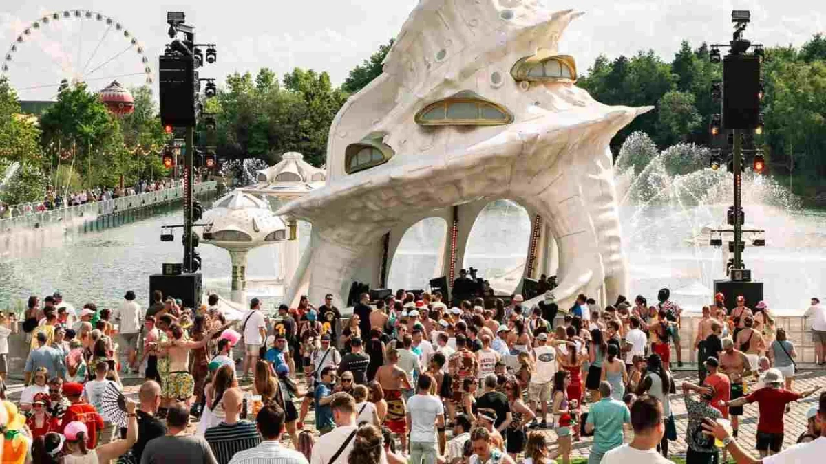 La mujer muere en el hospital luego de sufrir un colapso durante el Tomorrowland, mientras la Fiscalía investiga si involucró uso de drogas.