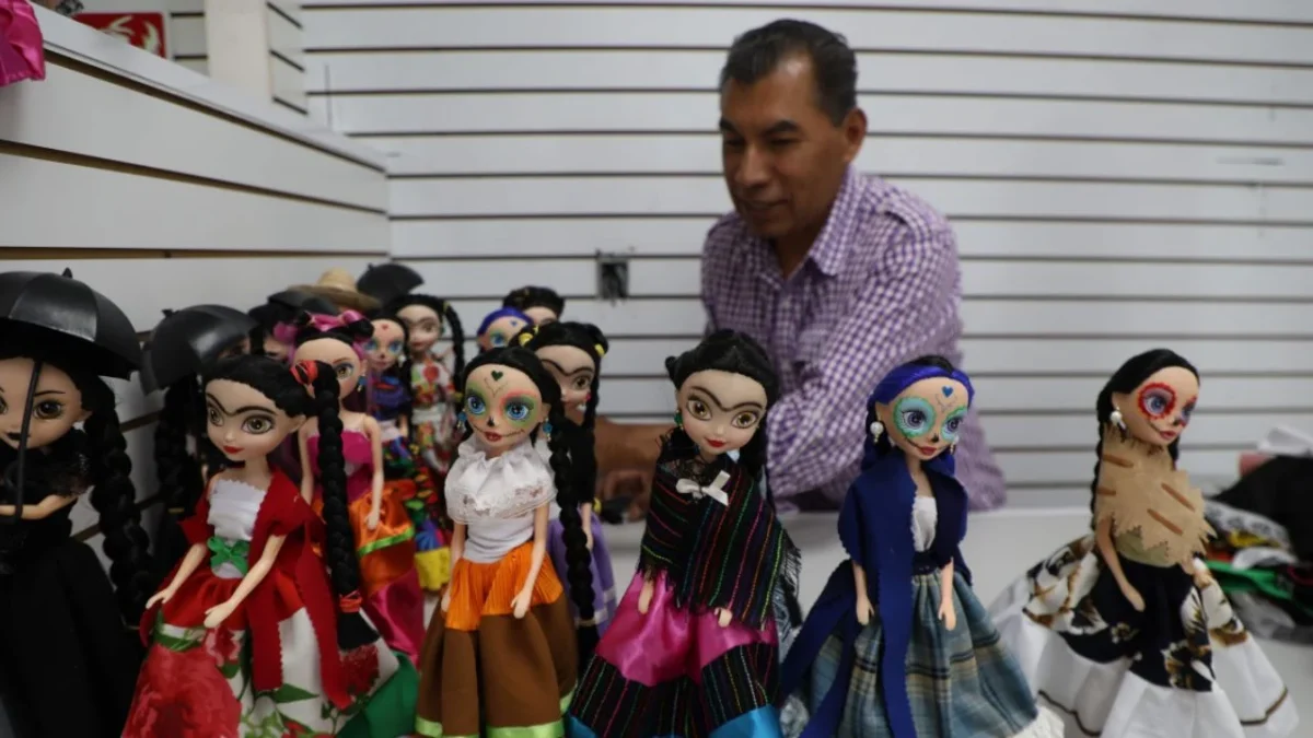 Las vestimentas de las muñecas son originales y representan la cultura del país, pero también pueden ser personalizadas. Se encuentran en el piso 10 de la Plaza Izazaga 88.