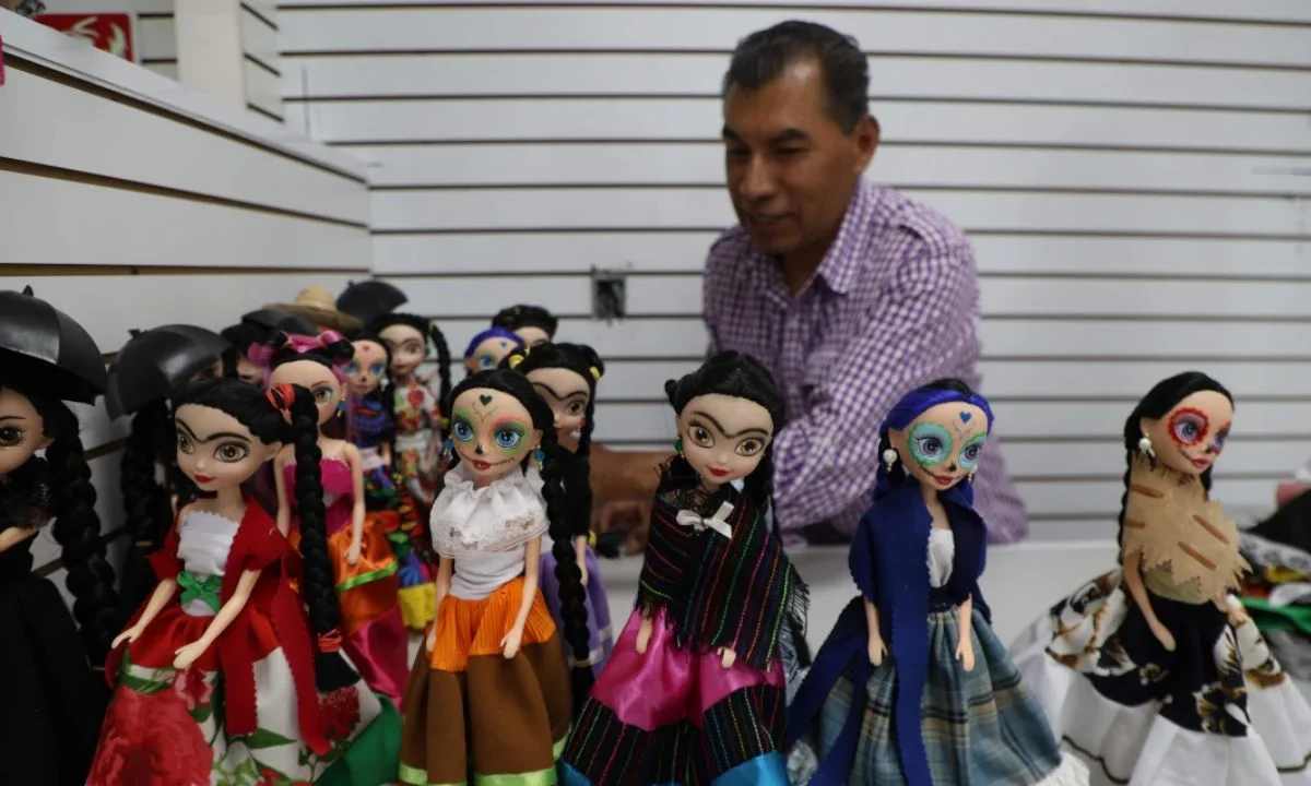 Las vestimentas de las muñecas son originales y representan la cultura del país, pero también pueden ser personalizadas. Se encuentran en el piso 10 de la Plaza Izazaga 88.