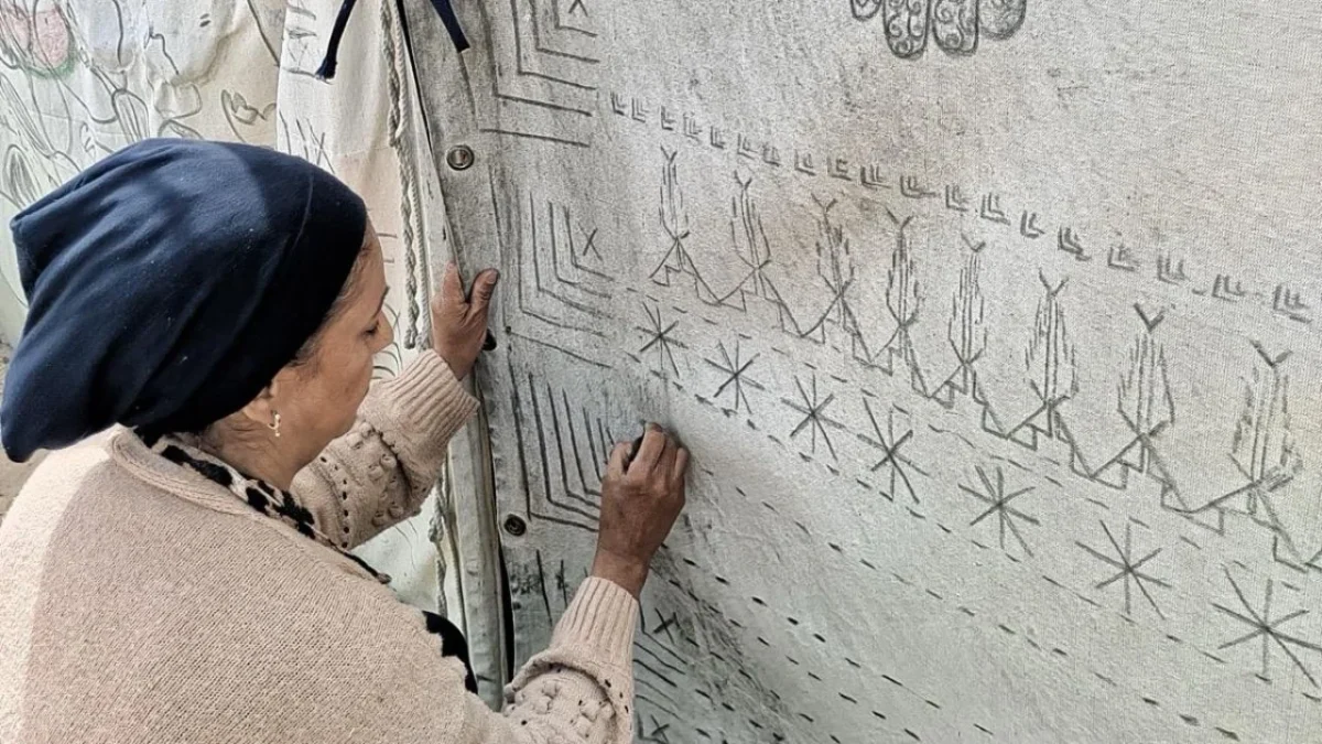 La obra de la artista palestina Maha Daya denuncia la masacre en curso con hilos, mapas, palabras y pinturas para documentar el exilio, el duelo y la violencia