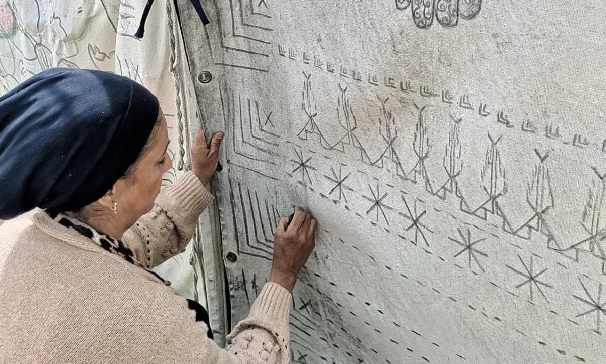 La obra de la artista palestina Maha Daya denuncia la masacre en curso con hilos, mapas, palabras y pinturas para documentar el exilio, el duelo y la violencia