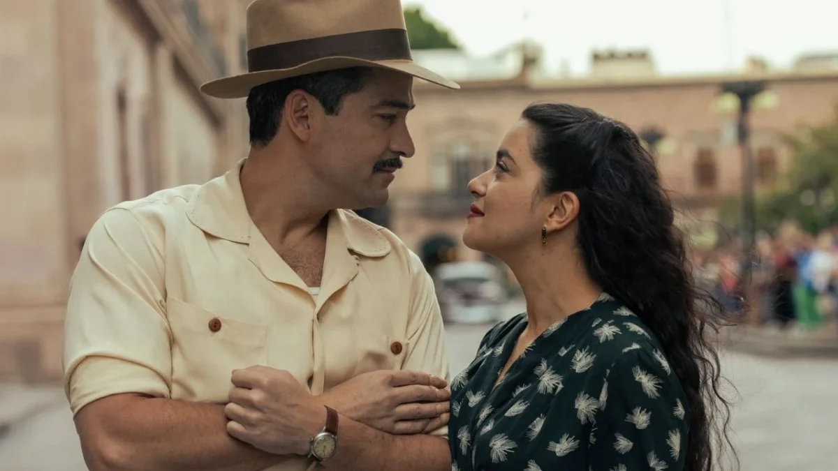 Still de "Las muertas" de Luis Estrada en donde aparecen Alfonso Herrera y Paulina Gaitán.