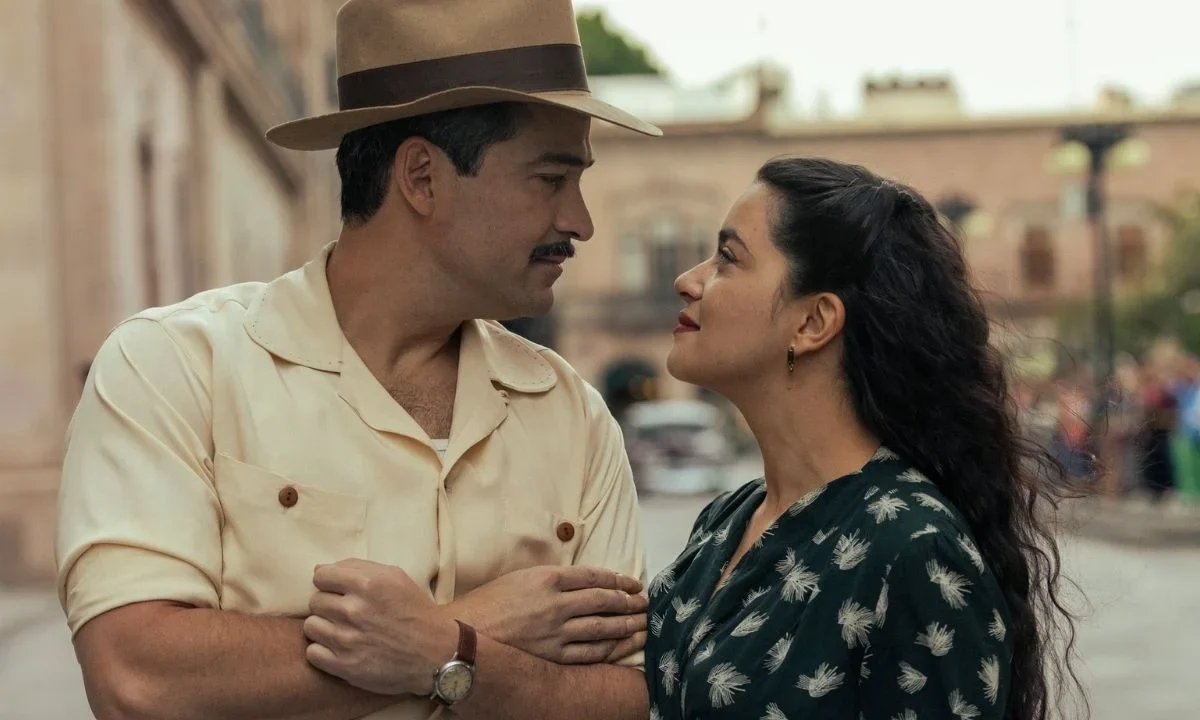 Still de "Las muertas" de Luis Estrada en donde aparecen Alfonso Herrera y Paulina Gaitán.