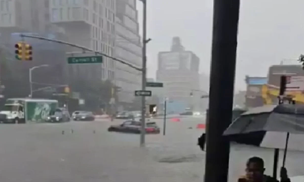 Autoridades de Nueva York declaran en estado de emergencia en la ciudad por inundaciones severas.