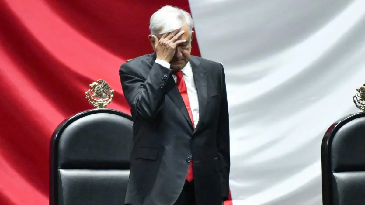 A casi un mes de la polémica, la Oposición "embarra" a AMLO en el affaire Adán-Bermúdez Requena.