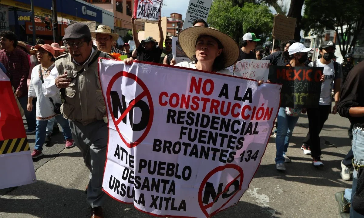 Jóvenes y adultos, participantes de la segunda movilización, aseguran que es imposible adquirir un patrimonio por los elevados precios.