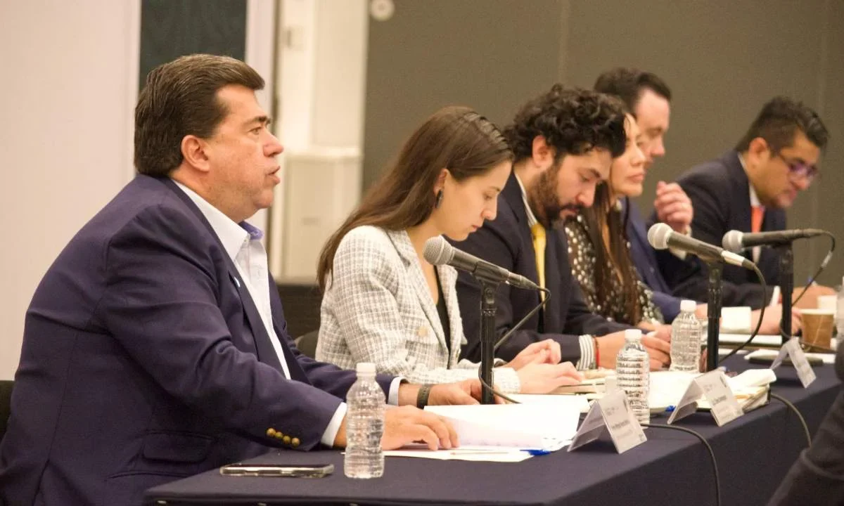 El diputado Pedro Haces abogó por un balance entre la reducción de jornada laboral y salario.