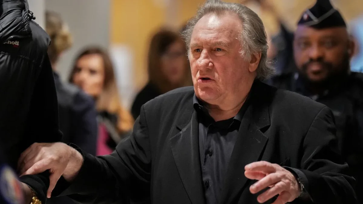 Un tribunal de París condenó al actor en mayo a 18 meses de cárcel condicional por agredir a dos mujeres durante el rodaje de Volets Verts en 2021. Apeló la sentencia.