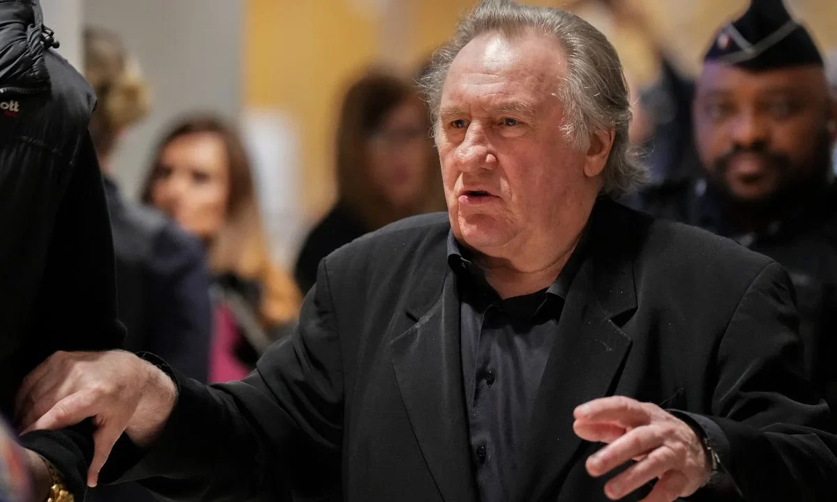 Un tribunal de París condenó al actor en mayo a 18 meses de cárcel condicional por agredir a dos mujeres durante el rodaje de Volets Verts en 2021. Apeló la sentencia.
