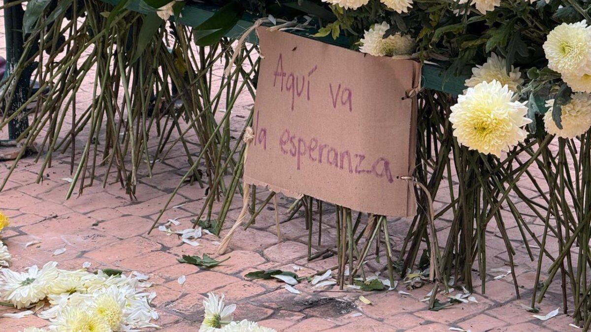 Flores blancas en las estatuas de Fidel Castro y el Che Guevara