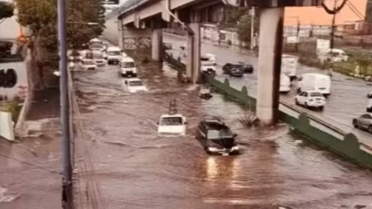 La avenida López Portillo, en Coacalco, quedó inundada debido a intensas precipitaciones pluviales.