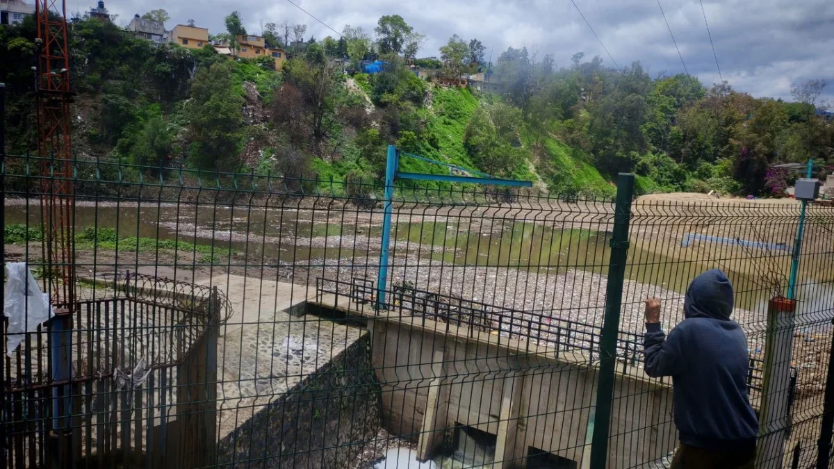 A 72 horas de que el cauce de este lugar llegó a su máximo nivel, los habitantes de la colonia Lomas de Becerra están en alerta. 