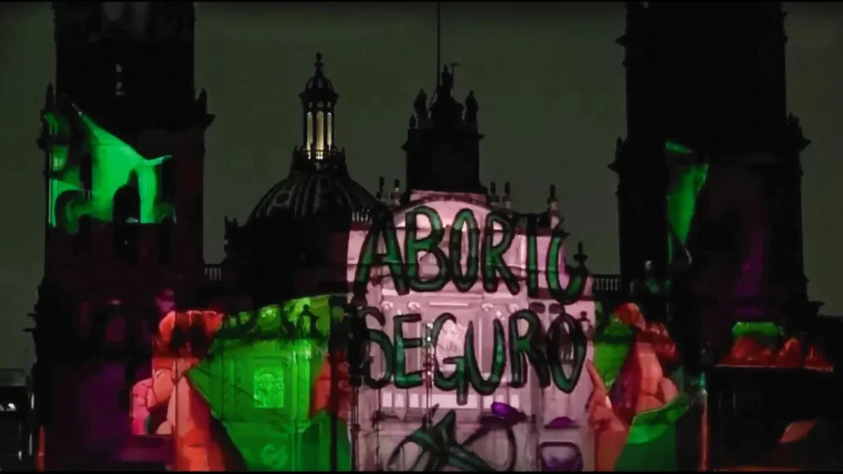 La proyección de imágenes de siete siglos de historia abarca desde la fundación de Tenochtitlán hasta el México Moderno.