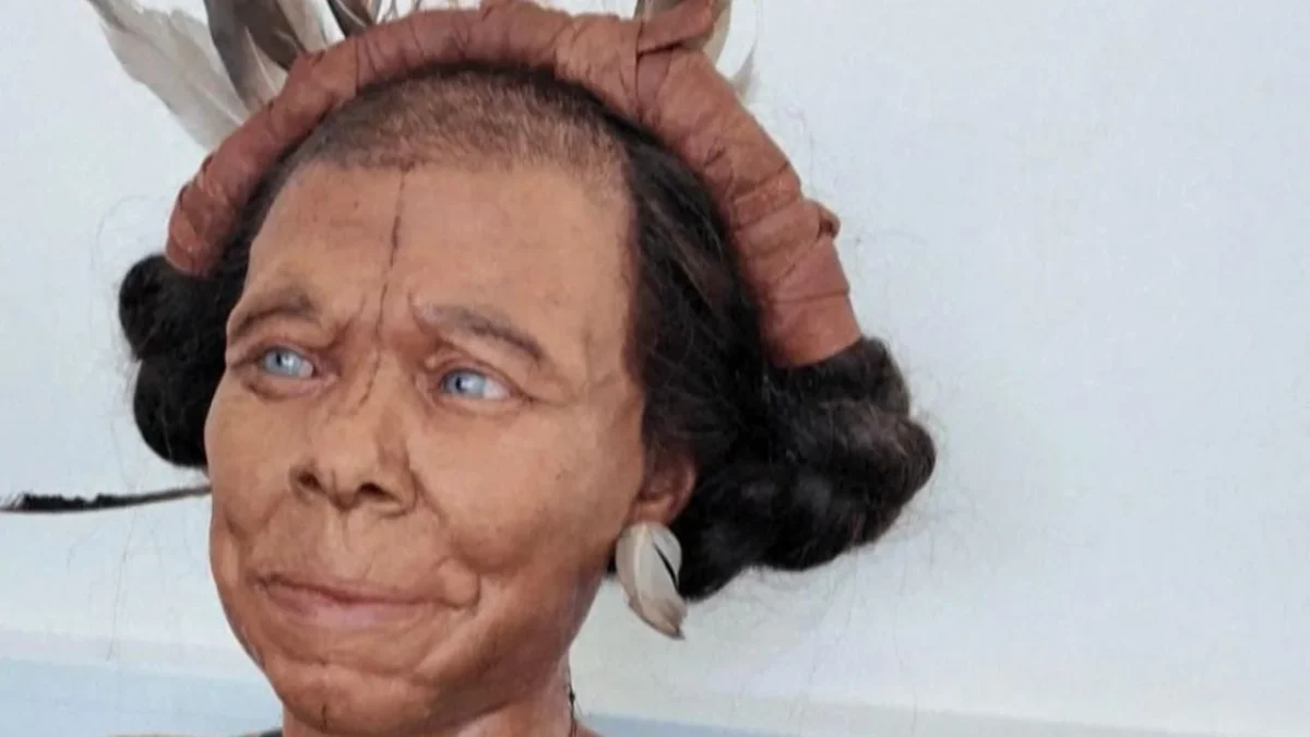 Científicos y artistas reconstruyen el busto de Mos'anne -una mujer que vivió hace unos 10 mil 500 años- en la universidad de Gante, en Bélgica.
