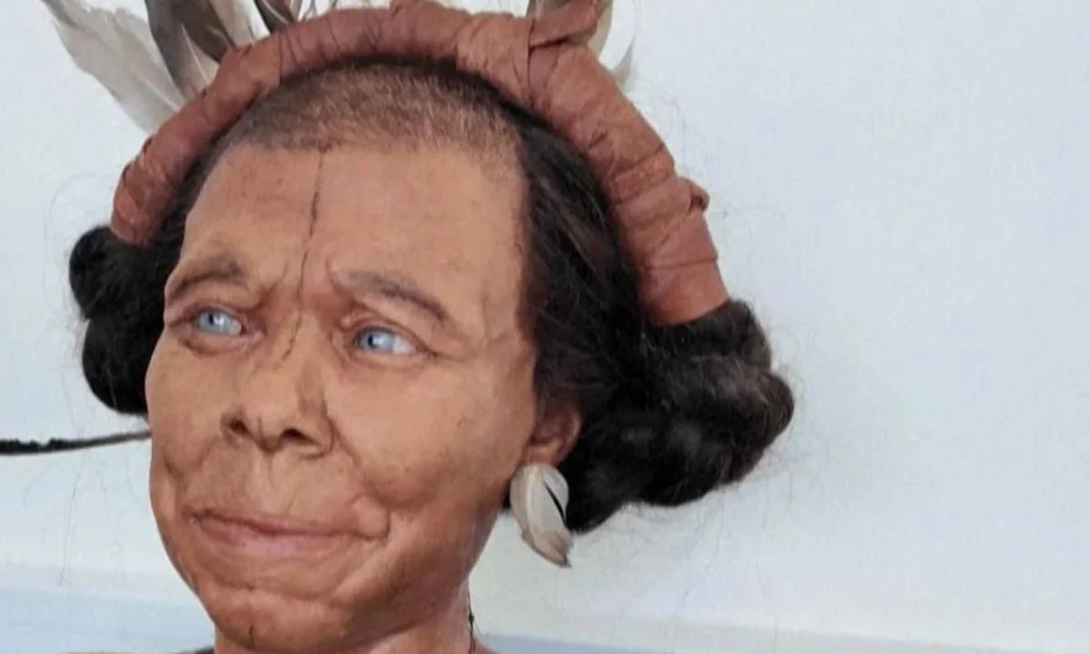 Científicos y artistas reconstruyen el busto de Mos'anne -una mujer que vivió hace unos 10 mil 500 años- en la universidad de Gante, en Bélgica.