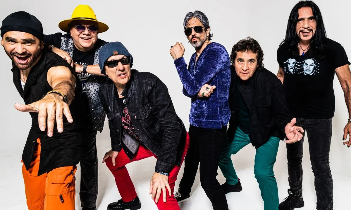En la Mira se lanzó en septiembre de 1985, y tras el sismo del 19, Ritmo Peligroso ofreció conciertos en apoyo a los damnificados, mostrando su compromiso con México.
