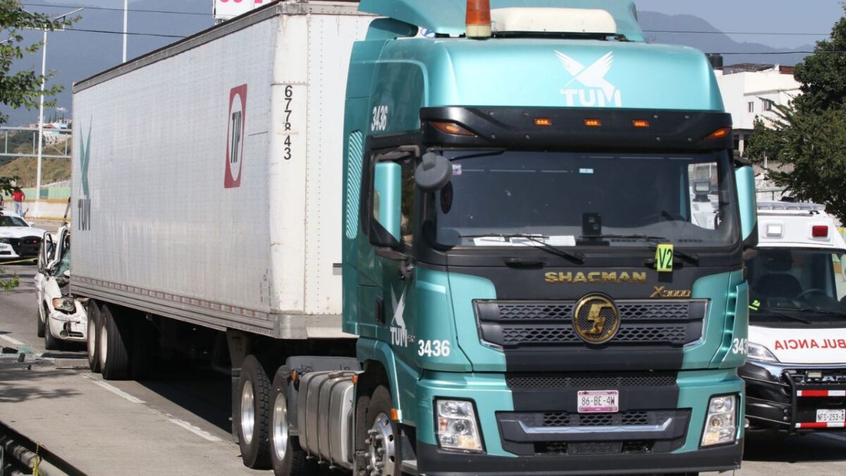 Un comando armado robó un tractocamión con 33 toneladas de concentrado de oro y plata en la carretera Durango a Puerto Manzanillo, cerca de Guadalajara, Jalisco, el pasado 4 de julio, aunque se dio a conocer este lunes.