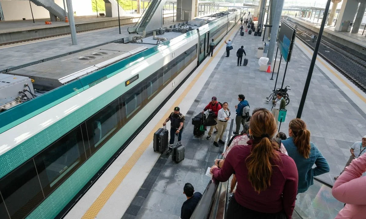 El Tren Maya, obra insignia del sexenio pasado, se encuentra bajo control militar.
