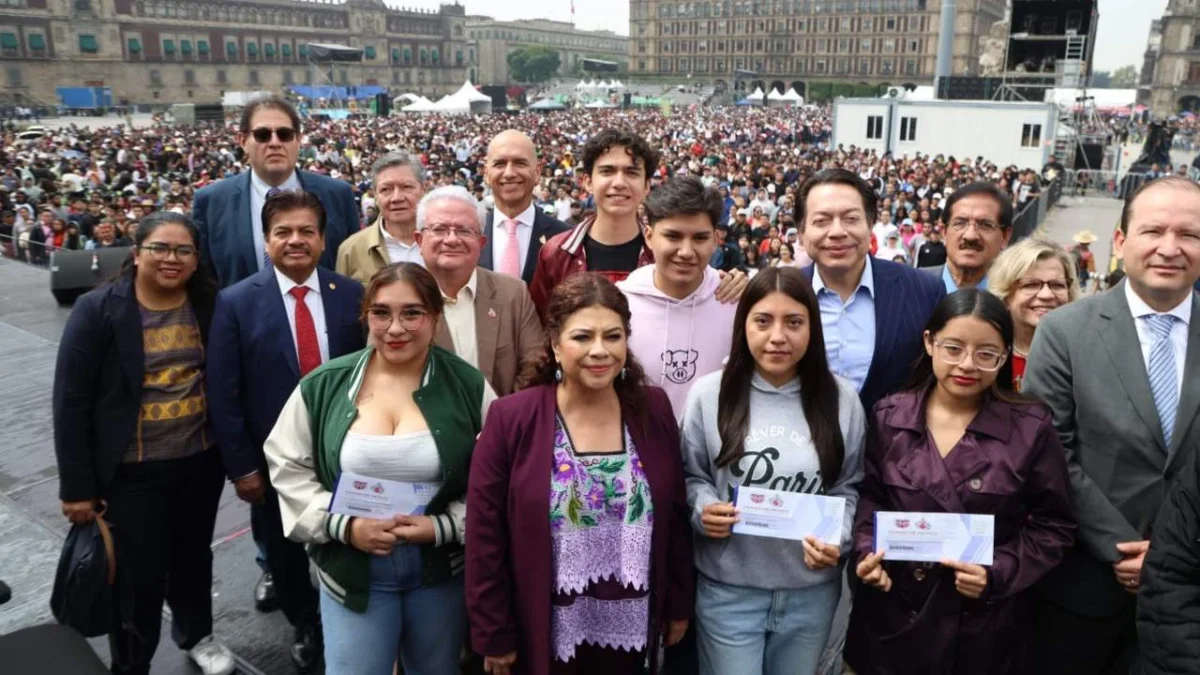 Clara Brugada entregó nuevas becas de transporte a universitarios, con lo que avanza hacia la meta de 100 mil apoyos en 2025.