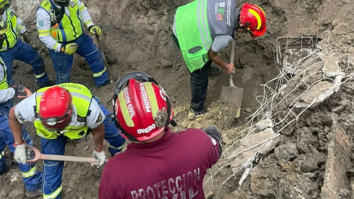 Alrededor de las 18:00 horas un trabajador murió sepultado y otro fue rescatado tras un deslizamiento en una obra en la colonia Vallejo.