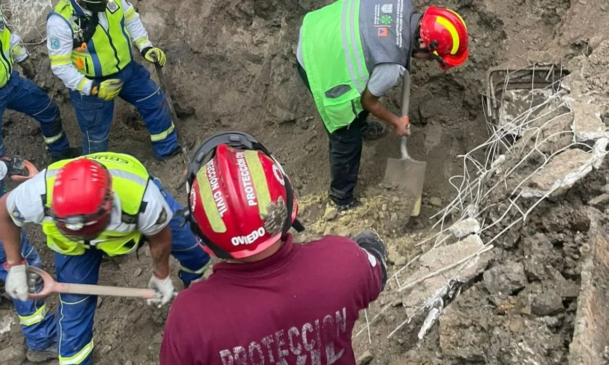 Alrededor de las 18:00 horas un trabajador murió sepultado y otro fue rescatado tras un deslizamiento en una obra en la colonia Vallejo.