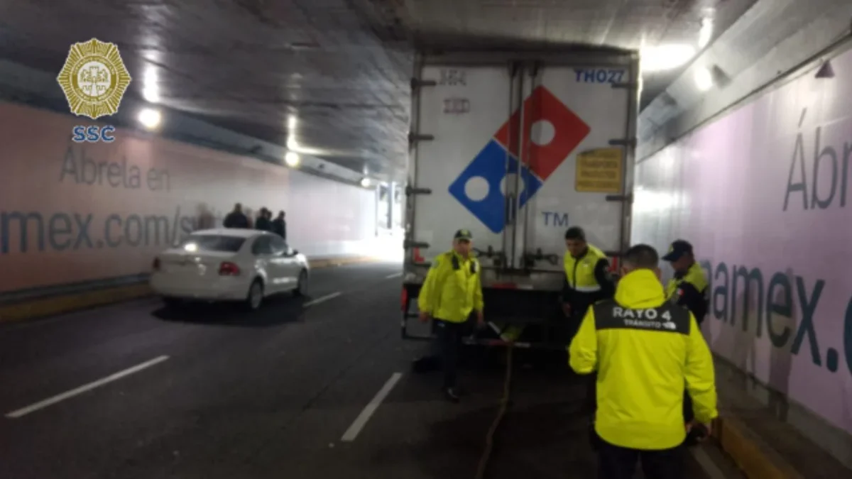 Tras algunos minutos de labores y cierre de carriles, personal de la SSC logró remover el tráiler atorado en el bajo puente de Viaducto.