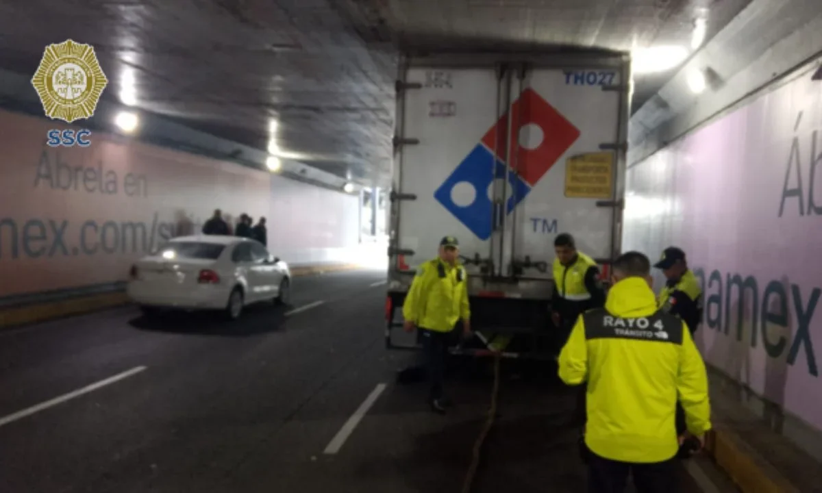 Tras algunos minutos de labores y cierre de carriles, personal de la SSC logró remover el tráiler atorado en el bajo puente de Viaducto.