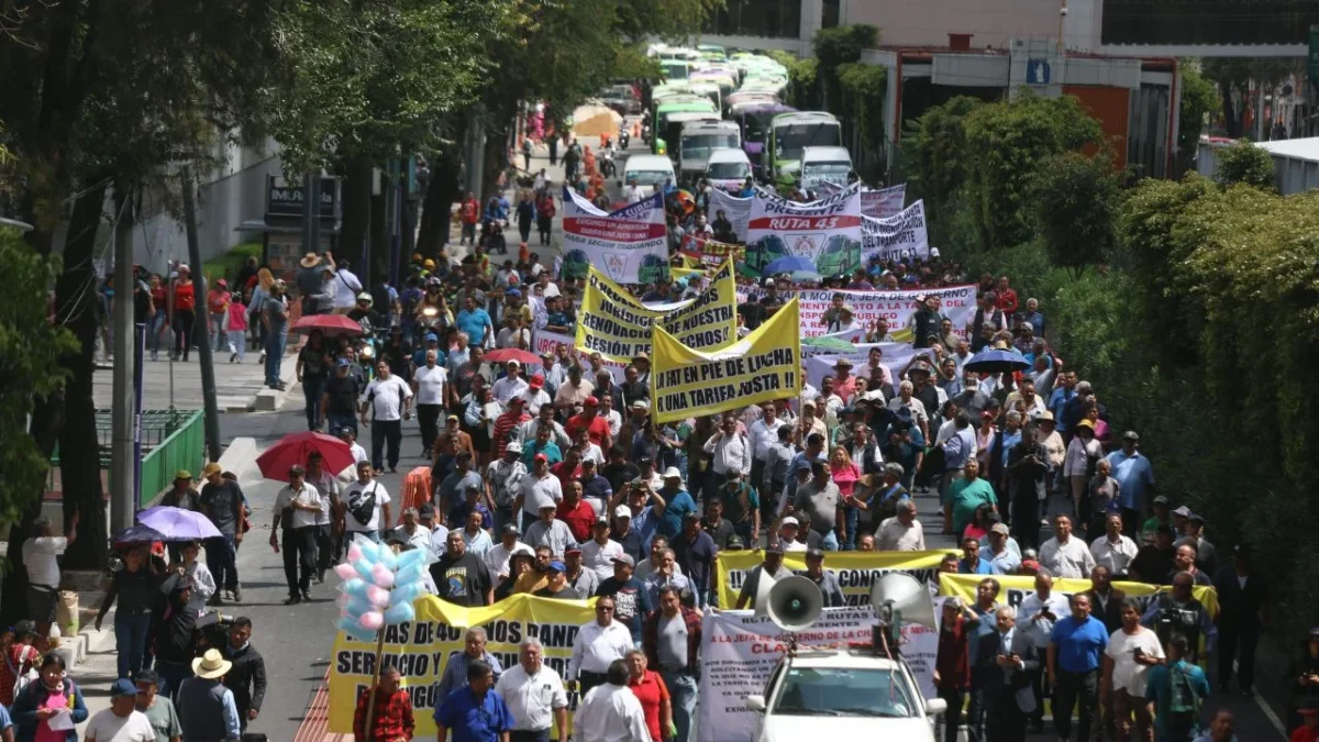 Transportistas solicitaron homologar el costo del servicio a 12 pesos; en caso de obtener una negativa a su petición, amagaron con realizar nuevas movilizaciones.
