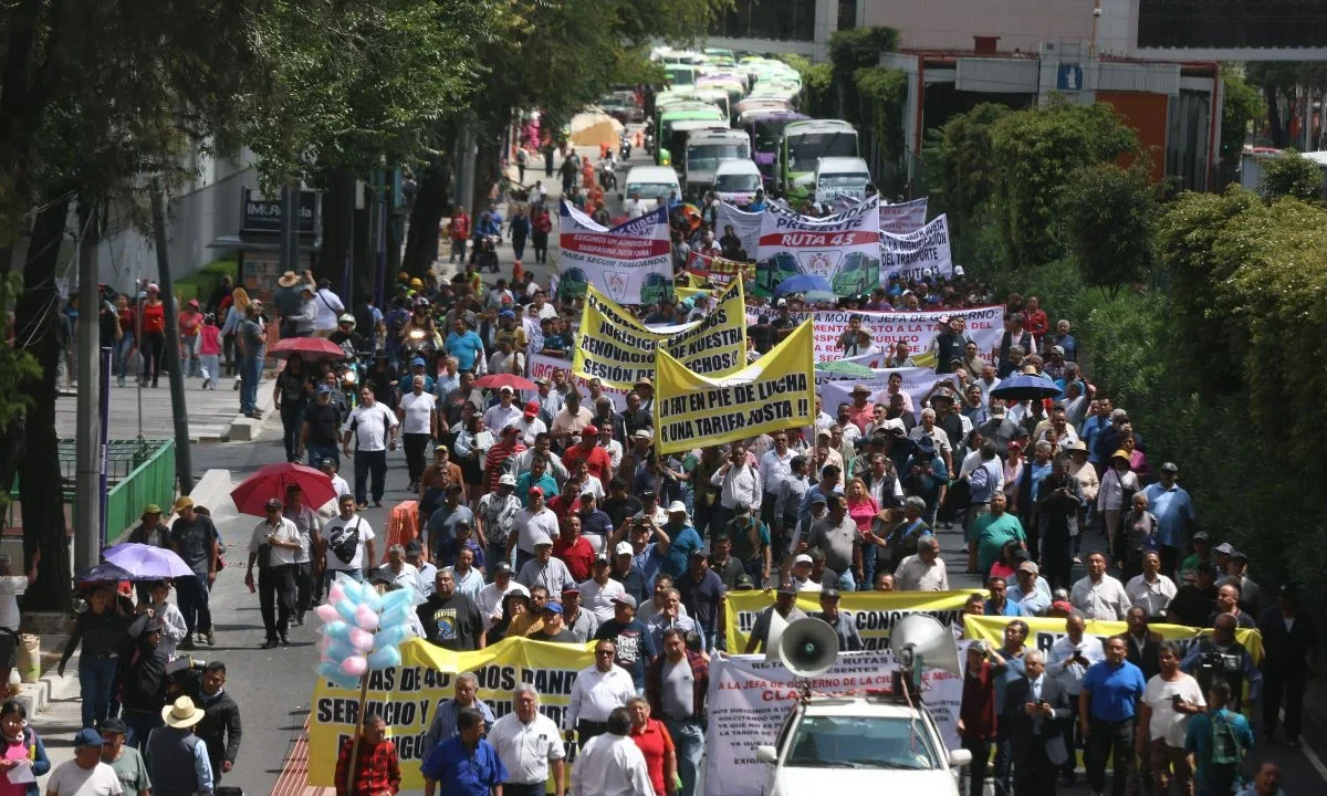 Transportistas solicitaron homologar el costo del servicio a 12 pesos; en caso de obtener una negativa a su petición, amagaron con realizar nuevas movilizaciones.