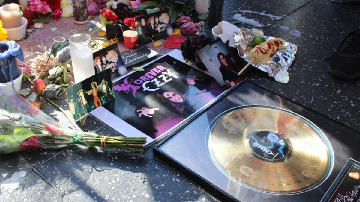 Luego de la muerte del músico Ozzy Osbourne, algunos fanáticos se dieron cita en el Paseo de la Fama de Hollywood.