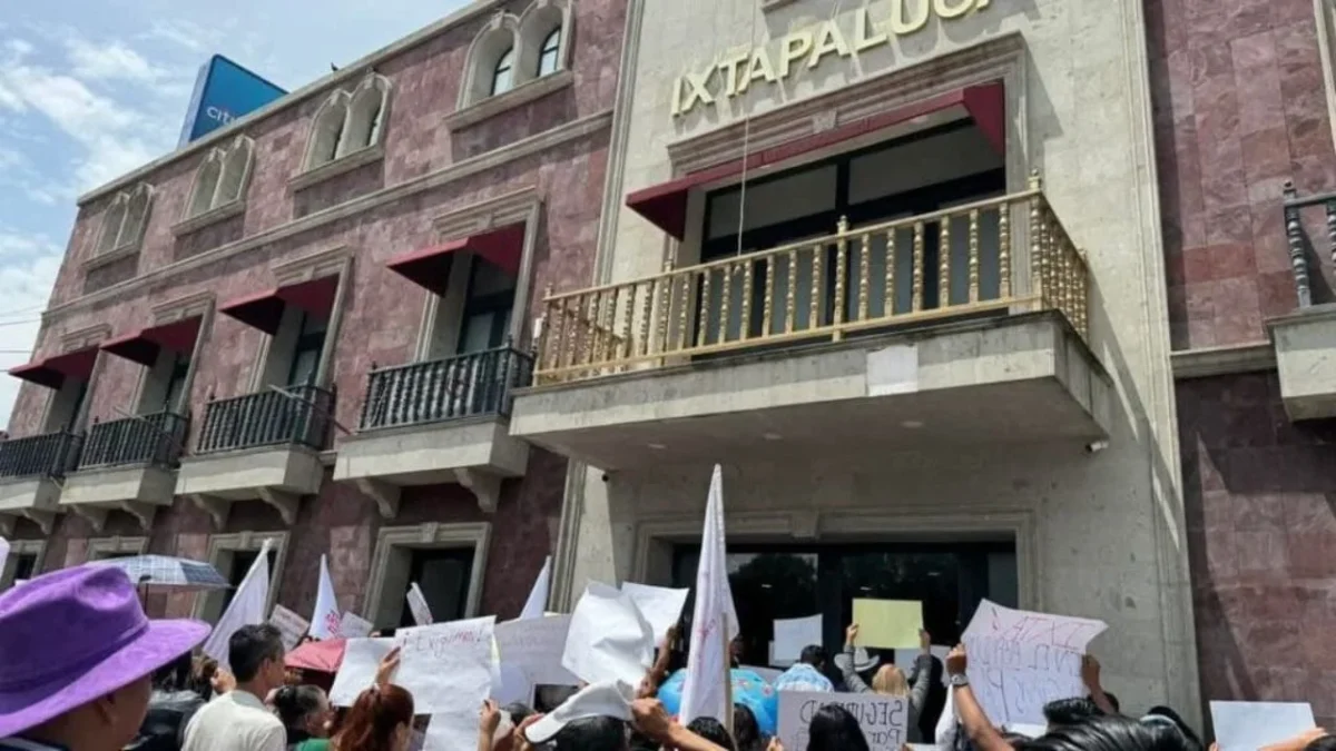 Vecinos de varias colonias de Ixtapaluca, se manifestaron este lunes frente al palacio municipal.