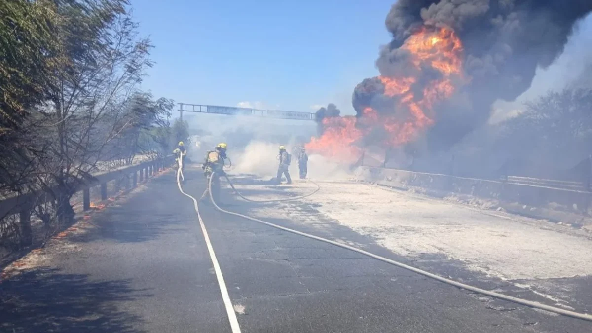 Explota pipa volcada sobre la carretera Victoria-Monterrey