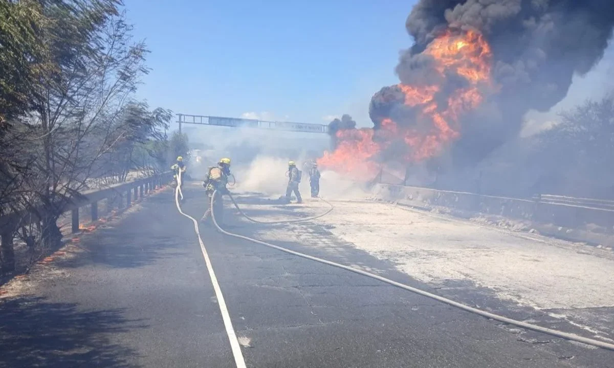 Explota pipa volcada sobre la carretera Victoria-Monterrey