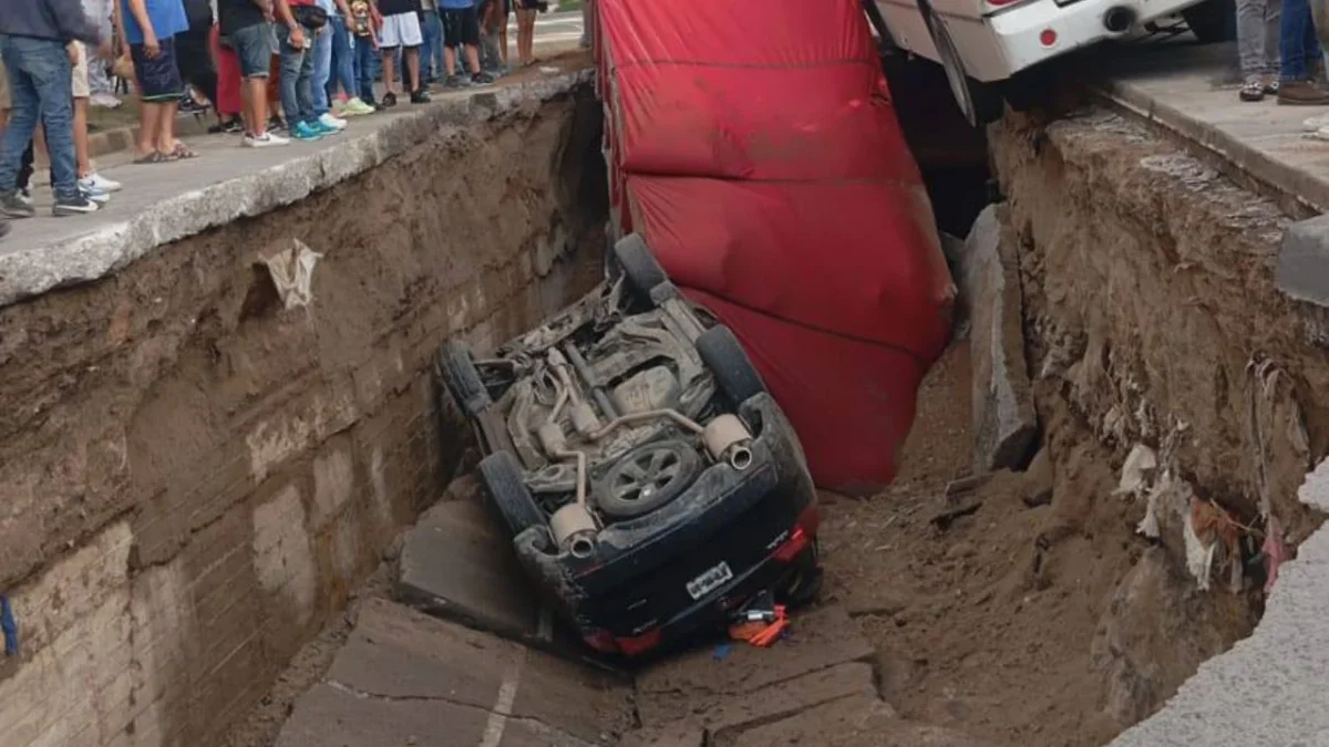 Mega socavón en Guadalajara 'se traga' tres autos