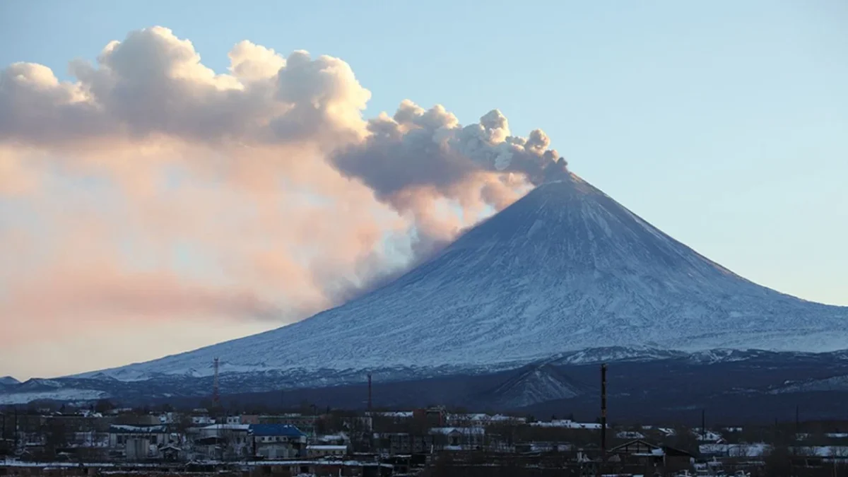 Luego del sismo ocurrido en Rusia con alerta de tsunami, científicos revelaron que el volcán Kliuchevskói comenzó a hacer erupción.