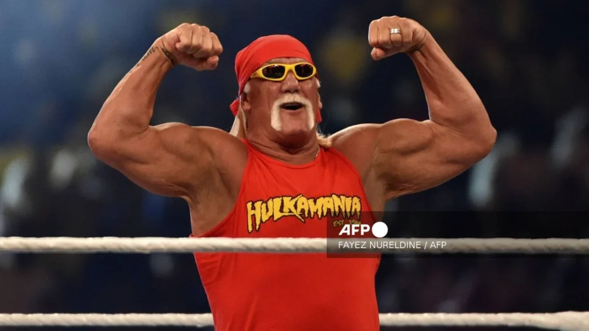 La leyenda de la lucha libre Hulk Hogan saluda al público durante el PPV Crown Jewel de la World Wrestling Entertainment (WWE) en el Estadio Universitario Rey Saud de Riad