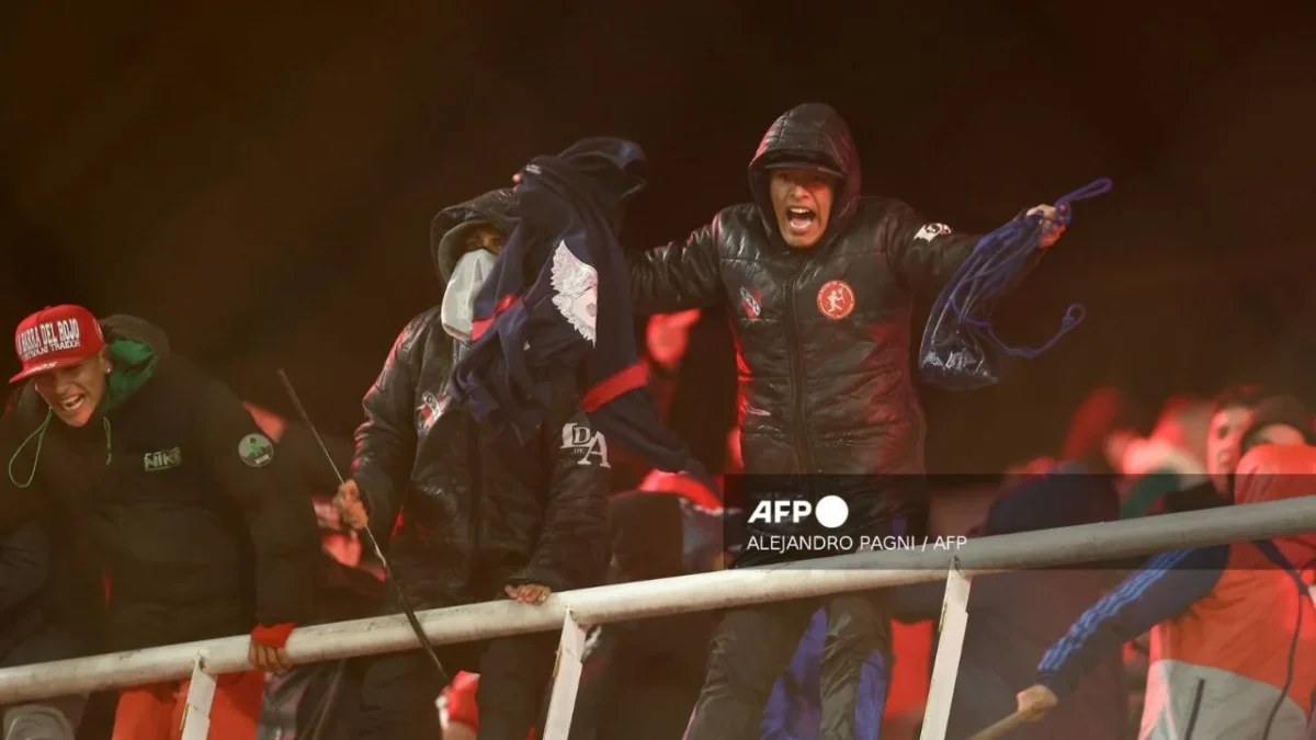 10 heridos y 90 detenidos deja violencia en gradas del juego entre el Independiente y la U de Chile en la Copa Sudamericana.