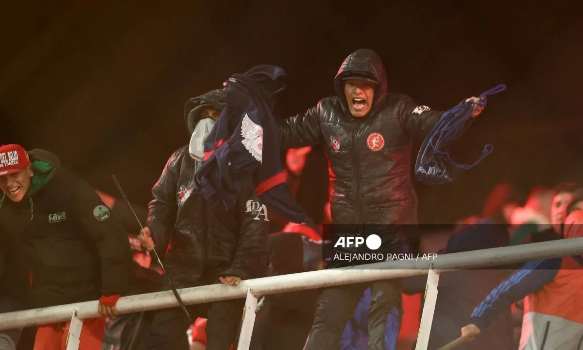 10 heridos y 90 detenidos deja violencia en gradas del juego entre el Independiente y la U de Chile en la Copa Sudamericana.