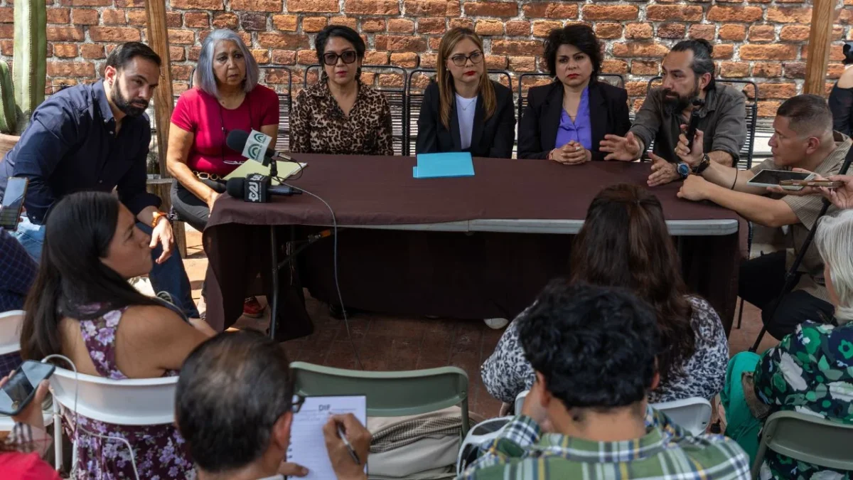 Diálogo. Durante la reunión, anfitriones de alojamiento turístico entregaron el documento a la vicecoordinadora de Morena, Brenda Ruiz.