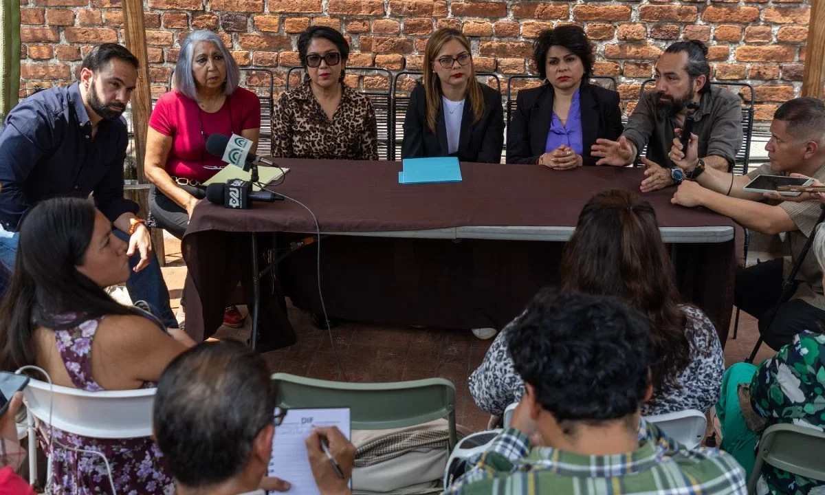 Diálogo. Durante la reunión, anfitriones de alojamiento turístico entregaron el documento a la vicecoordinadora de Morena, Brenda Ruiz.