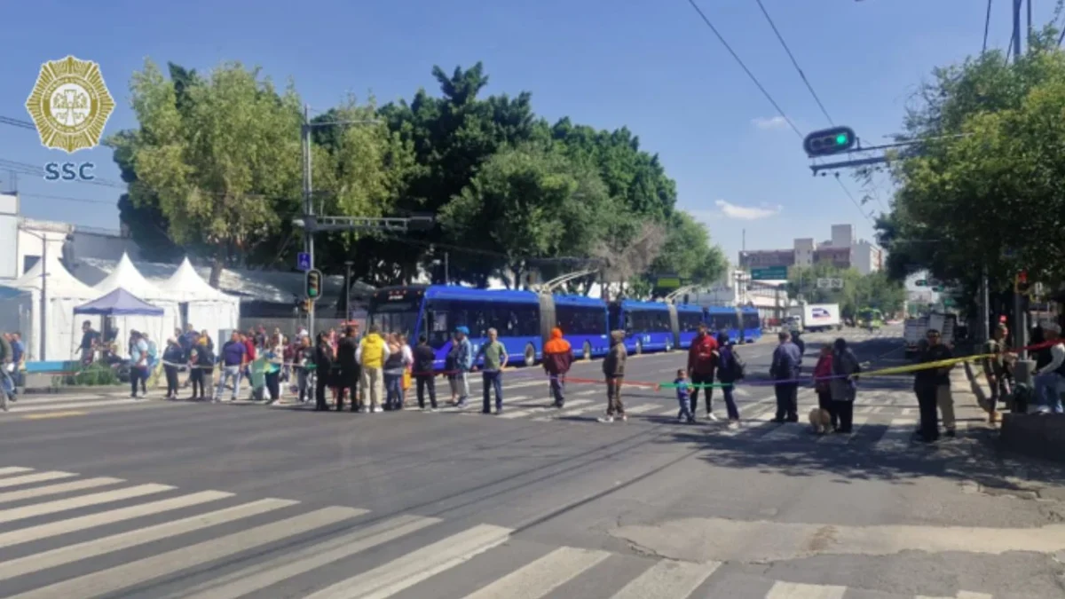 Bloquean Eje Central por reubicación de campamento cannábico en CDMX