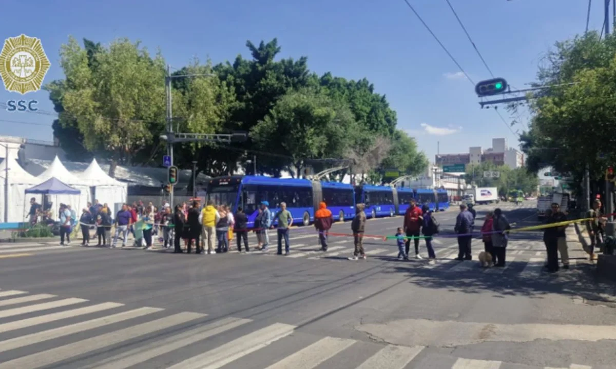 Bloquean Eje Central por reubicación de campamento cannábico en CDMX