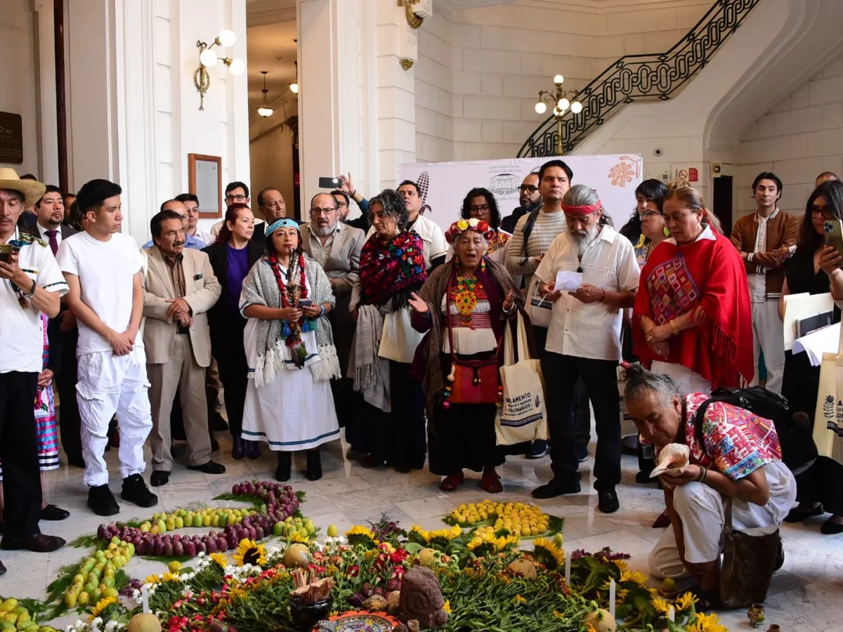 Ritual. Para el arranque del evento, en el lobby del recinto Legislativo de Donceles y Allende se colocó una ofrenda floral, frutal y de semillas, acompañada de música de caracoles.