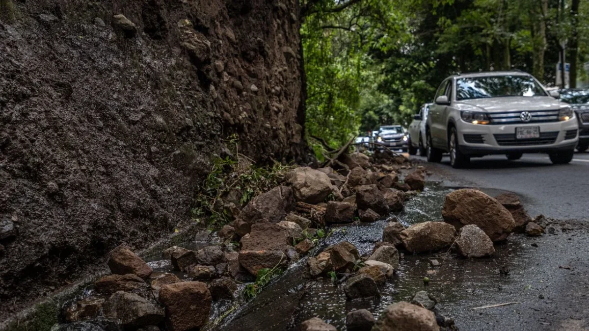 Paliativos. Piedras y tierra sobre Paseo de los Tamarindos, Cuajimalpa; como “medidas” de precaución hay costales para tratar de contener los deslaves.  