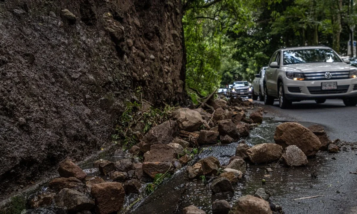 Paliativos. Piedras y tierra sobre Paseo de los Tamarindos, Cuajimalpa; como “medidas” de precaución hay costales para tratar de contener los deslaves.  