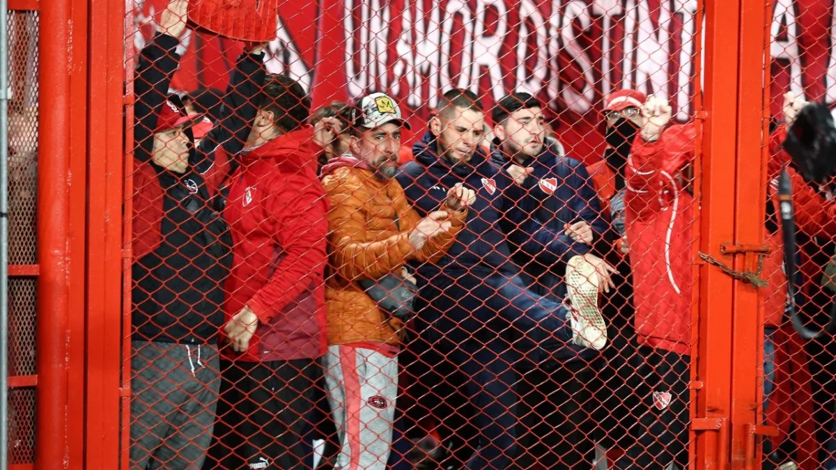El partido entre Independiente de Avellaneda y Universidad de Chile en los octavos de final de la Copa Sudamericana fue suspendido tras desatarse una batalla campal en las gradas del estadio Libertadores de América